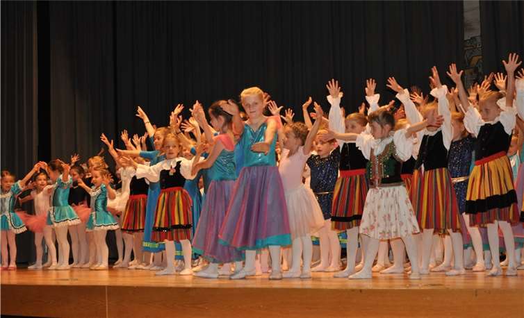 Die Mädchen trainieren schon für ihre nächste große Ballettaufführung.privat