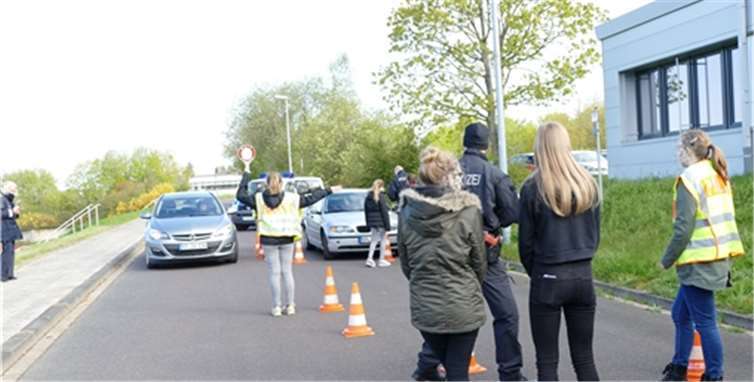 Die Mädchen übten hautnah Standardsituationen der Polizeiarbeit, wie beispielsweise eine Verkehrskontrolle.