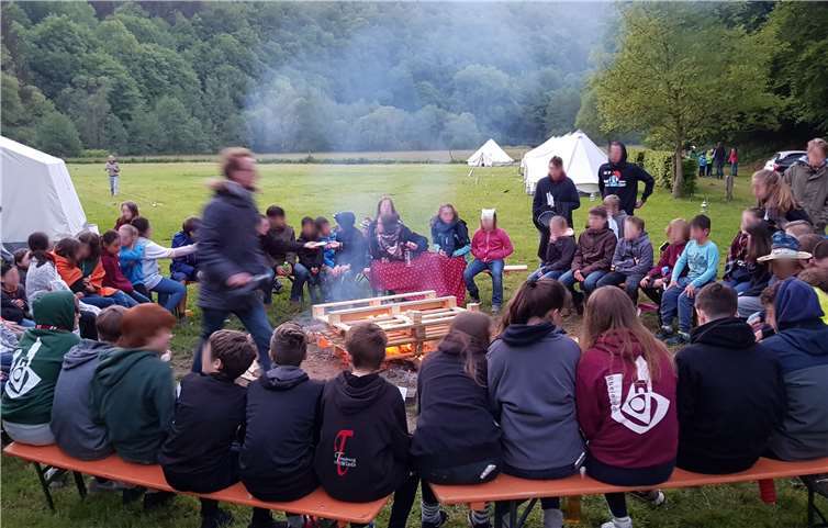 Die Mädchen und Jungen am Lagerfeuer.privat
