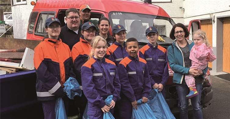 Die Mädchen und Jungen brachten ihr Dorf wieder auf Vordermann. privat