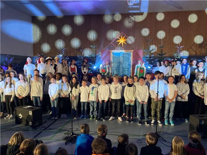 Die Mädchen und Jungen der fünften Klassen führten ein Mini-Musical auf: „Unser kleiner Stern – eine weihnachtliche Reise durch Europa“.  Fotos: Erzbischöfliches St. Joseph-Gymnasium