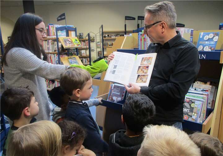 Die Mädchen und Jungen erkundeten in der Neuwieder StadtBibliothek die spannende Welt der Bücher. Foto: Stadtverwaltung Neuwied
