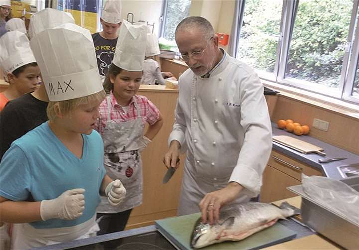 Die Mädchen und Jungen erlernten einige Grundtechniken, wie zum Beispiel die Zubereitung von frischem Fisch. privat