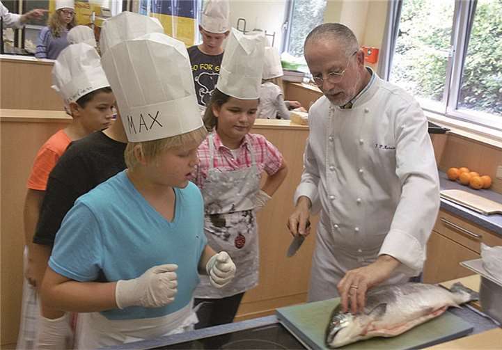 Die Mädchen und Jungen erlernten einige Grundtechniken, wie zum Beispiel die Zubereitung von frischem Fisch. privat