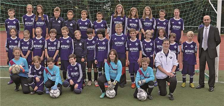 Die Mädchen und Jungen freuen sich über ihre neuen Trikotsätze. privat