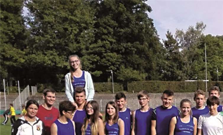 Die Mädchen- und Jungenmannschaft der Realschule plus in Kobern-Gondorf (links in den blauen Trikots) vertraten zusammen mit der Realschule plus Nentershausen das Land Rheinland-Pfalz beim Bodensee-Schulcup in Konstanz.privat