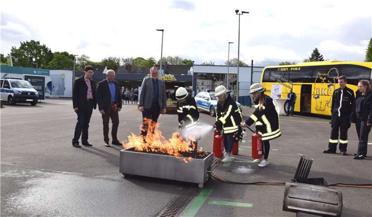 Die Mädchen waren mit Herzblut und Engagement dabei, egal, ob es nun galt den Feuerlöscher am Stand der städtischen Feuerwehr zu bedienen, bei der Handwerkskammer ein Holzspielzeug auszustanzen und zu schleifen oder in einem Müllfahrzeug, einem Feuerwehrwagen oder großen Reisebus Platz zu nehmen. Eine gelungene Veranstaltung, die hoffentlich dazu beigetragen hat, dass junge Frauen einen zukunftsfähigen Beruf finden, der ihnen richtig Freude macht.