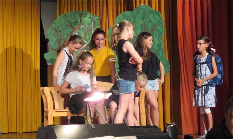 Die Mädchengang zeigt Sabrina (Emilia Fiorentino) die kalte Schulter.