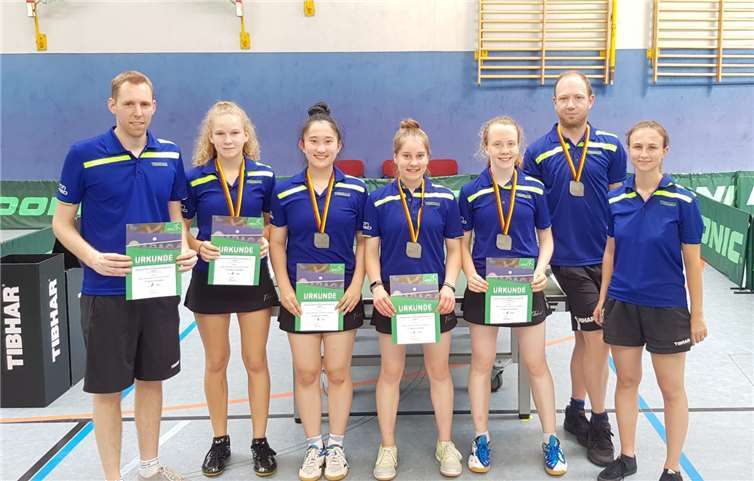 Die Mädchenmannschaft des TTC Mülheim-Urmitz/Bhf. erhält Silber für ihre Leistung.Foto: privat