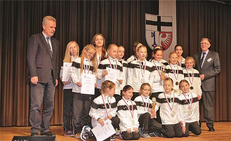 Die Mädchenmannschaften des RTV wurden Verbandsmeister im Geräteturnen unter der Trainerin Astrid Klocker (li:Stefan Raetz, re: Jens Jensen).