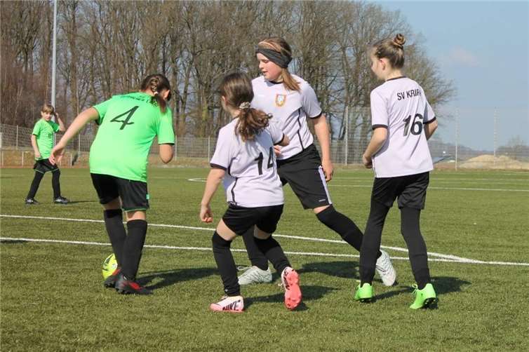 Jetzt mitmachen: Mädchenmannschaften des SV Kripp suchen Verstärkung Die Mädchenmannschaften des SV Kripp starten ins Training. Foto: privat