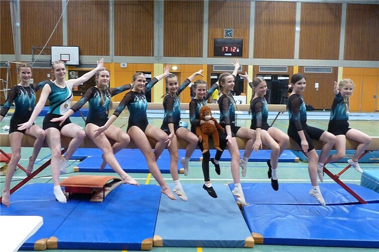 Die Mädels aus Durchgang 2 und 3 mit Maskottchen