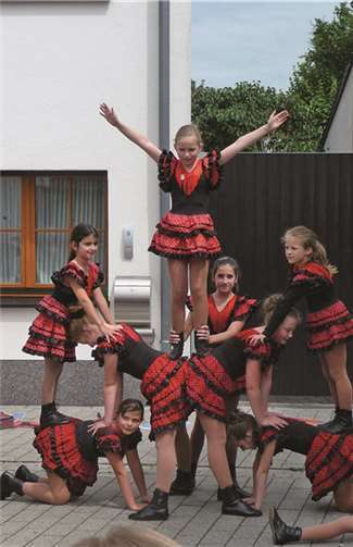 Die Mädels beim Auftritt während der Dorftkultur in Merl 2013. privat
