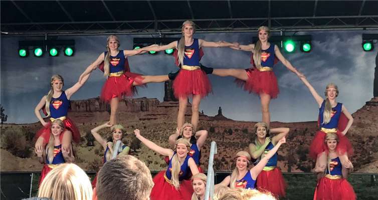 Die Mädels bieten Schowtanz mit Akrobatik vom Feinsten. privat