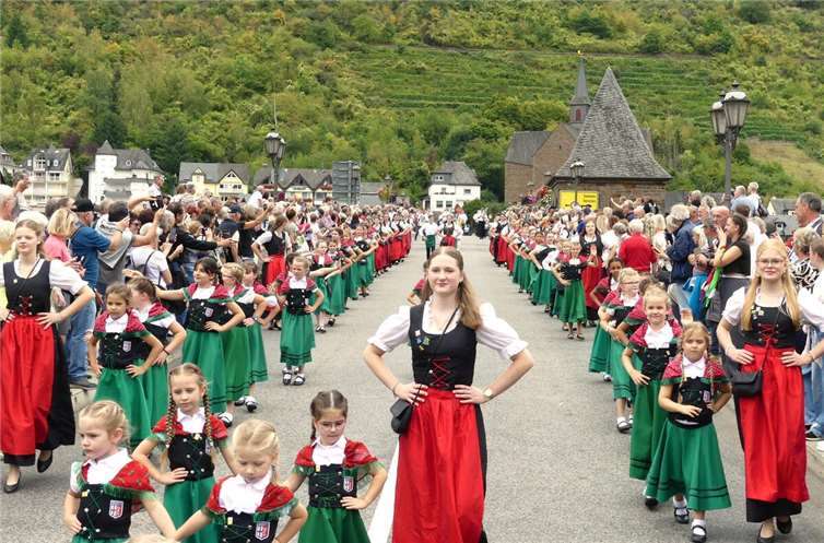 Tausende Besucher feierten in Cochem das Heimat- & Weinfest Die Mädels der Cochemer Tanzinstitutionen von TV und Moselglück bilden alljährlich die teilnehmerstärksten Fußgruppen.