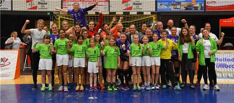 Die Mädels der E-Jugend mit den Spielerinnen der Vipers. Foto: privat