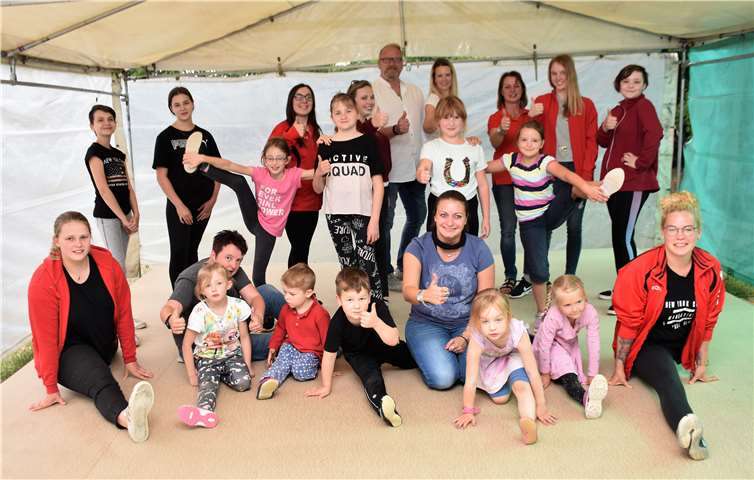 Die Mädels der Tanzgruppen der Gro-Rhei-Ka Prinzengarde Rheinbach starteten ihr Tanz-Training in der vergangenen Woche auf dem Gelände ihres Vereinsheims am Bahnhof.Foto: EICH