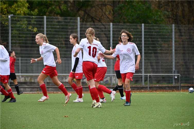 Die Mädels des SC 13 Bad Neuenahr freuen sich über den hart erkämpten Sieg.  Foto: Jessica Zimpel-Nonn