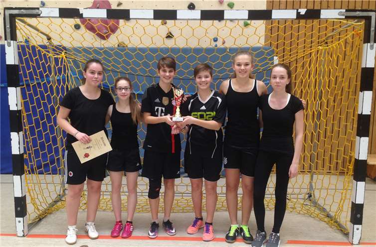 Die Mädels freuen sich über den Pokal. Rhein-Gymnasium