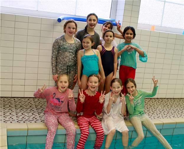 Die Mädels hatten viel Spaß beim Halloween-Schwimmen.