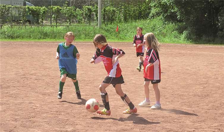 Die Mädels kämpften stets fair um jeden Ball.
