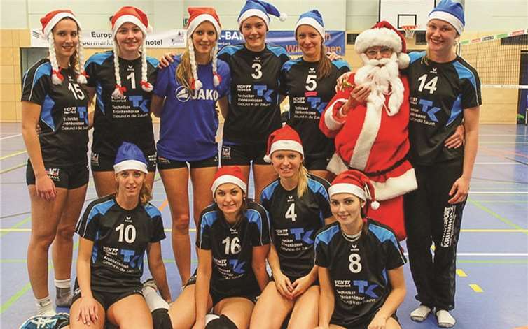 Die Mädels mit Nikolausmützen freuen sich über ihren Erfolg.privat