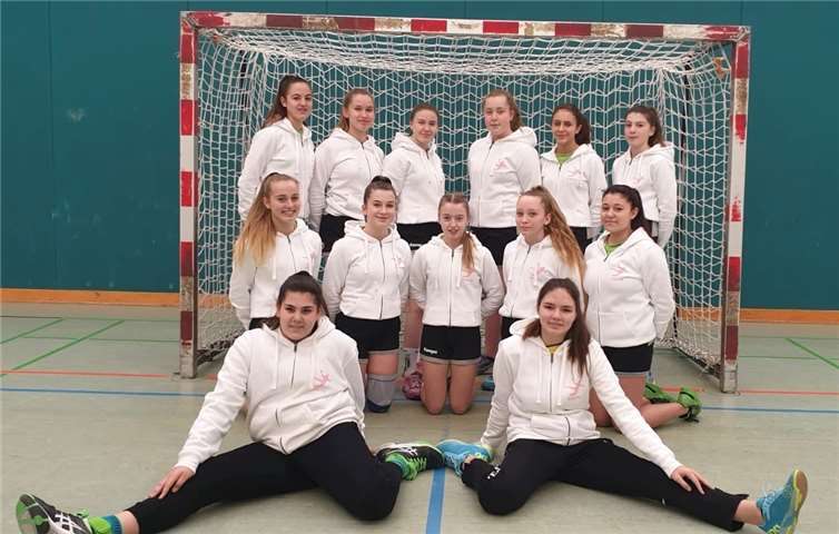 Die Mädels mit ihren neuen Hoodies: „Verloren haben wir erst, wenn wir aufhören zu kämpfen“.Foto: privat