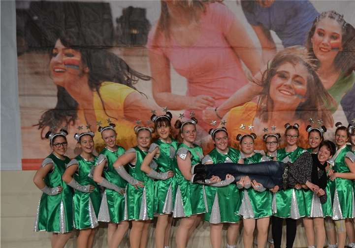 Die Mädels um Trainerin Sandra Zirwes freuten sich über den tollen dritten Platz.