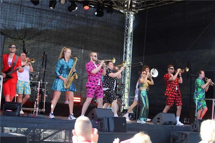 Die Mädels und Jungs von „Druckluft“ in ihren bunten Anzügen und glitzernden Kleidern brachten mit ihrer Brass-Power das Publikum zum Mitsingen. Fotos: WAMFO.DE