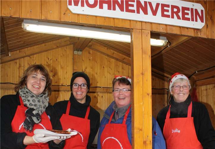 Die Mädels vom Möhnenverein verwöhnten die Besucher mit frisch gebackenen Kribbelscher mit Apfelmus.