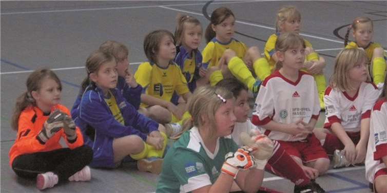 Die Mädels von Wienau (hintere Reihe) haben erfolgreich am Turnier teil genommen.privat