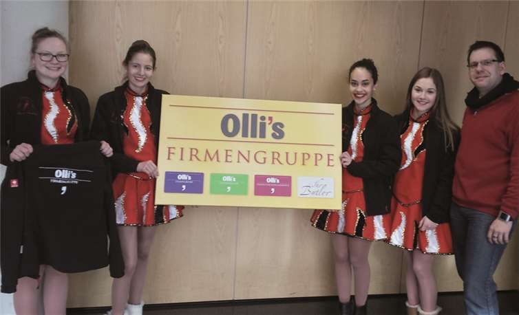 Die Mädels von der Damengarde durften sich über die von Oliver Piske überreichten Jacken freuen. privat