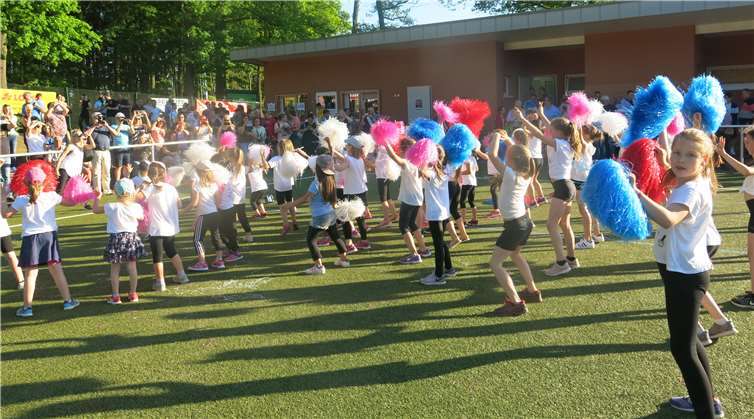 Die Mädels werden im Cheerleading gecoacht.