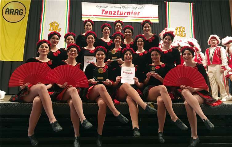 Die Mädels zeigen voller Stolz ihre Siegerurkunden. privat