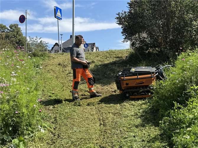 Neue „Mähraupe“ erleichtert Grünpflege in Andernach Die Mähraupe im Einsatz.