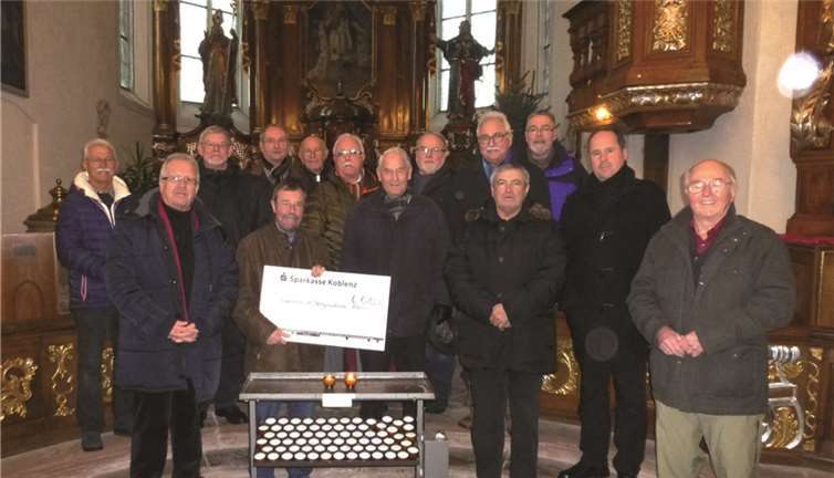 Die Männer-Wallfahrt-Wandergruppe bei der Überreichung eines Spendenschecks.privat