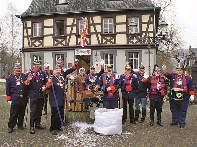 Die Männer der Bürgerwehr stellten sich vor dem Rathaus zur Verteidigung auf und leisteten erbitterten Widerstand, der angesichts der zahlenmäßigen Überlegenheit der Möhnen allerdings ohne Erfolg blieb. GH