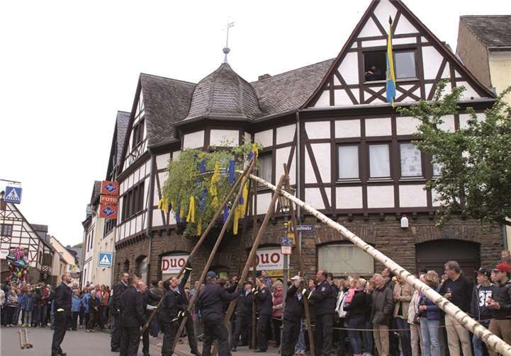 Die Männer der Freiwilligen Feuerwehr hatten alle Hände voll zu tun, bis der schön geschmückte Baum in seiner Halterung stand.