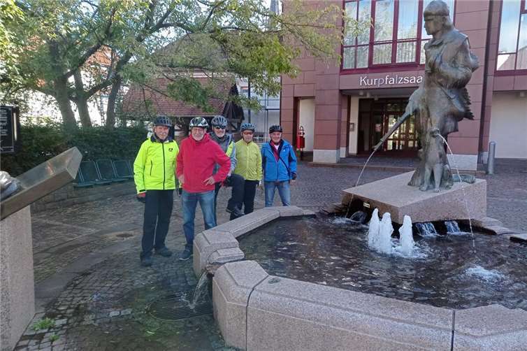 Die Männer der Freizeitgruppe vor dem Lederstrumpfbrunnen in Edenkoben: v.li. Bernd Deuser, Jürgen Schlachter, Bernd Becker, Manfred Moos, Alfons Hartmann. Foto: privat