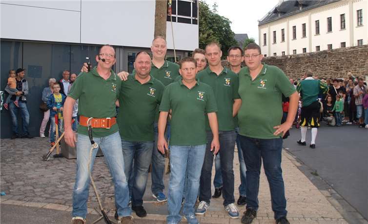 Die Männer der Kirmesgesellschaft „Mosella“ konnten mal wieder stolz auf ihr Erreichtes sein – der Baum wurde ohne Probleme aufgestellt.