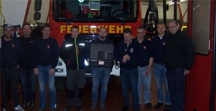 Die Männer der Löscheinheit Odendorf mit der neuen Wärmebildkamera. Privat