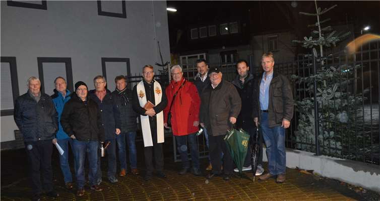Die Männer der Weinbaugemeinschaft Remagen haben den Zaun rund um die Pfarrkirche erneuert. Foto: AB