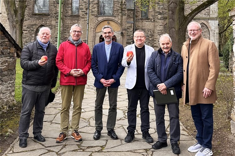 Die Männer des Evangelischen Männerkreises Neuwied vor der Feldkirche.
