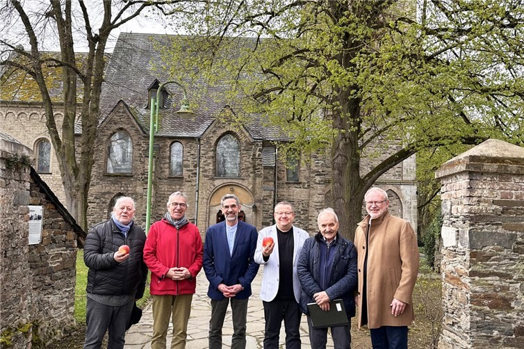 Die Männer des Evangelischen Männerkreises Neuwied vor der Feldkirche.