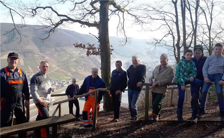 Die Männer des MGV Moseltreu beschnitten Hecken und Sträucher. Fotos: privat