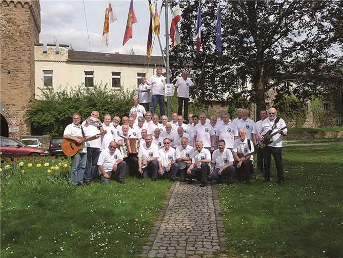 Die Männer des Shanty-Chores in ihren neuen Poloshirts mit dem aufgestickten Wappen der Marinekameradschaft. Privat