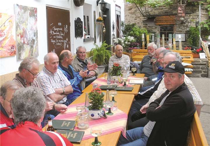 Die Männer des TSV Lehmen beim wohlverdienten Boxenstopp.Privat