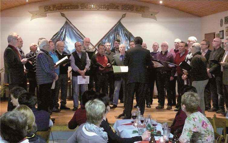 Die Männer gaben eine Kostprobe ihres gesanglichen Könnens. privat