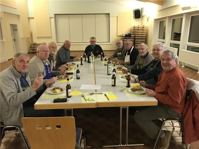 Die Männer ließen sich das 3-Gänge-Menü schmecken.  Foto: privat
