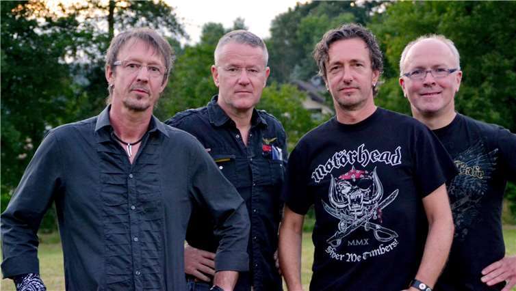 Die Männer von Flake (v. l.): Georg Zwingmann (Leadgesang und Bass), Joachim Wassem (Gitarre und Gesang), Jürgen Schröder (Schlagzeug und Gesang) und Thomas Kolvenbach (Keyboard und Gesang). Foto: privat